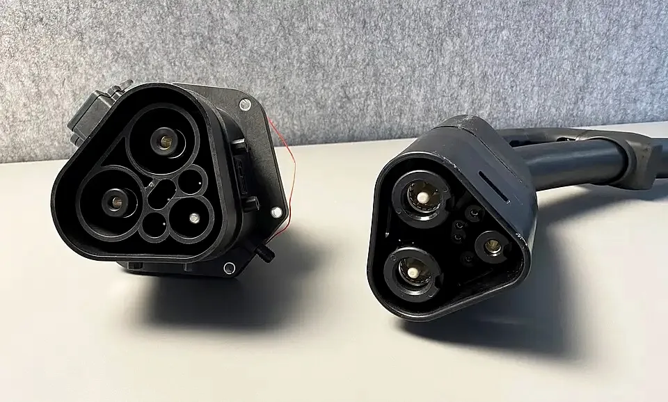 Stecker und Buchse des Megawatt-Ladesystems MCS